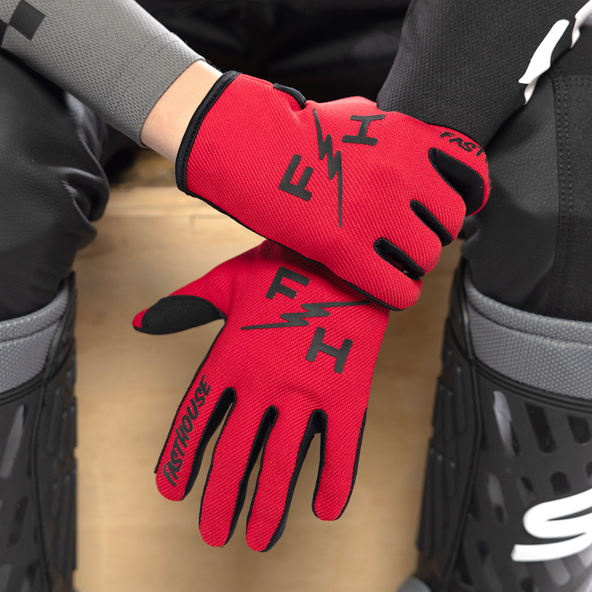 Carbon Eternal Youth Glove - Red