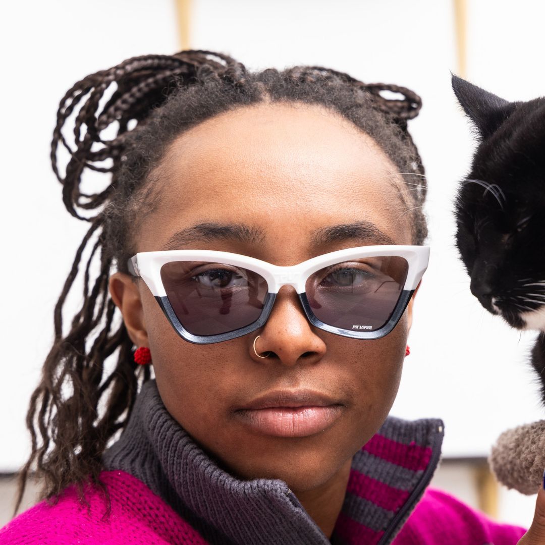 / Smoke reverse fade | Women wears The Mohawker Clawdia with a smoke reverse fade lens from Pit Viper