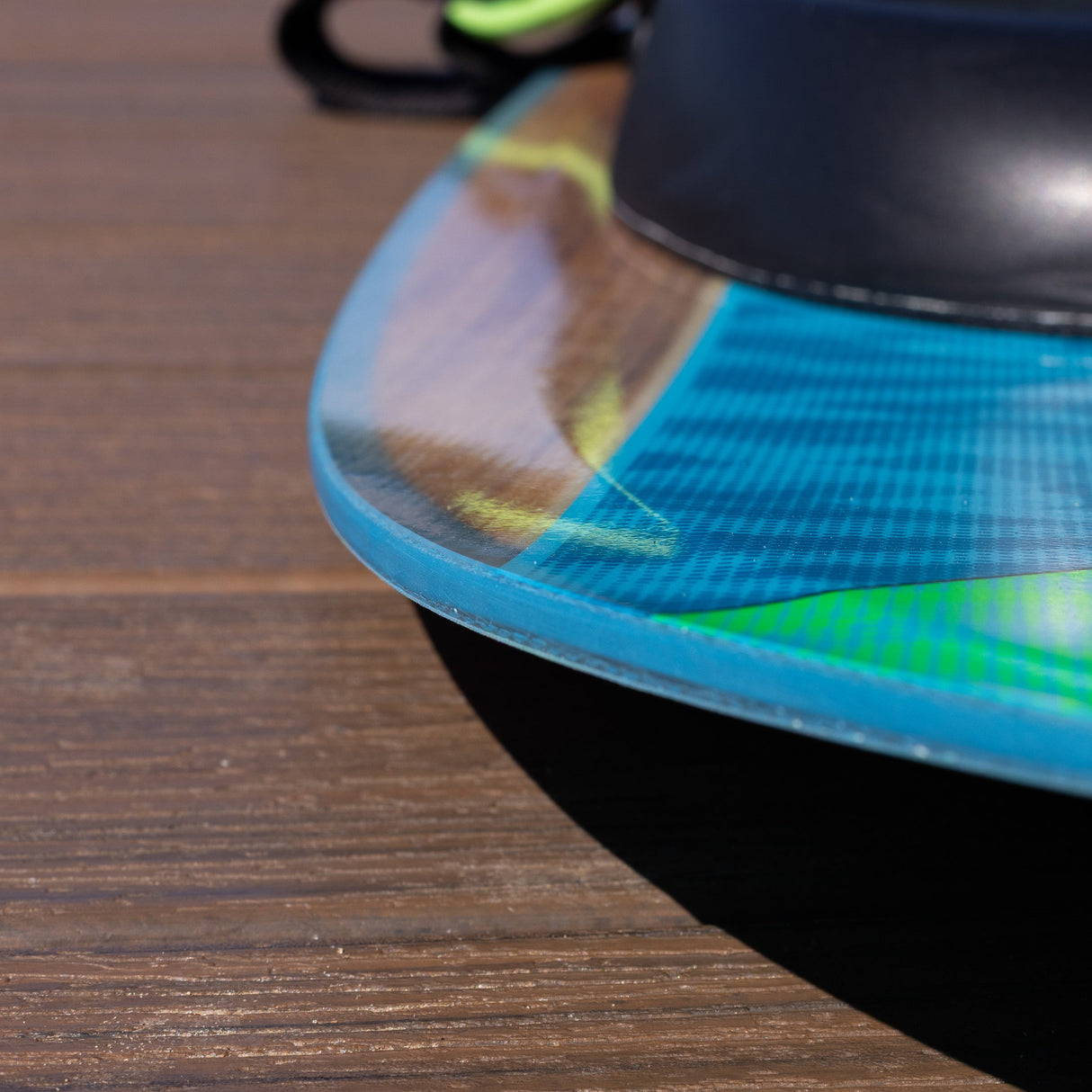 Close-up of the rounded blue edge and woodgrain sidewall on the O'Brien Enforcer Kneeboard.
