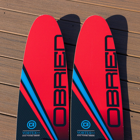 Top view of the ski tips with red honeycomb graphics on O'Brien Vortex 65" combo waterskis.