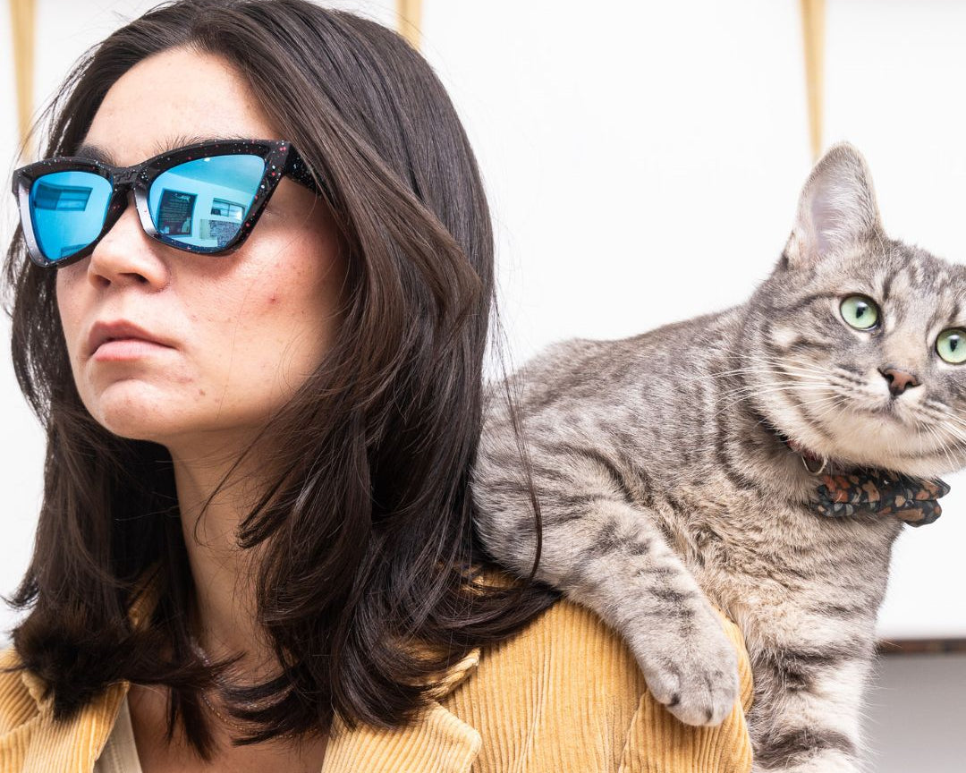 / Blue | Woman wears The Midnight Clawdia with a blue lens from Pit Viper 