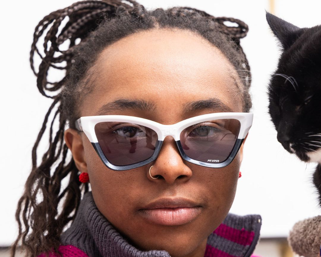 / Smoke reverse fade | Women wears The Mohawker Clawdia with a smoke reverse fade lens from Pit Viper 